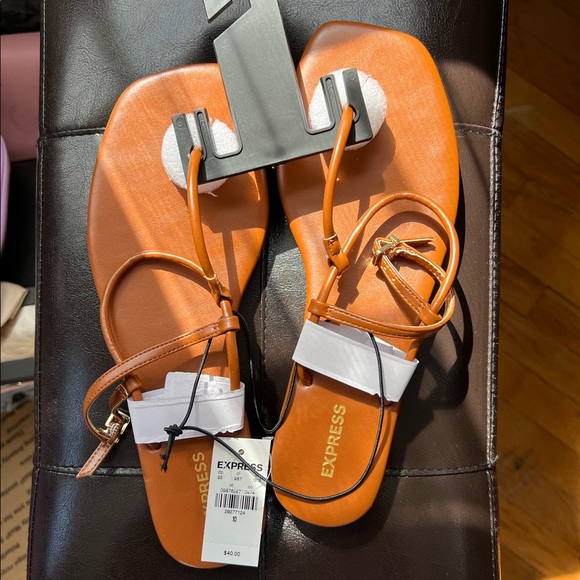 EXPRESS T-STRAP SANDAL - Picture 2 of 3